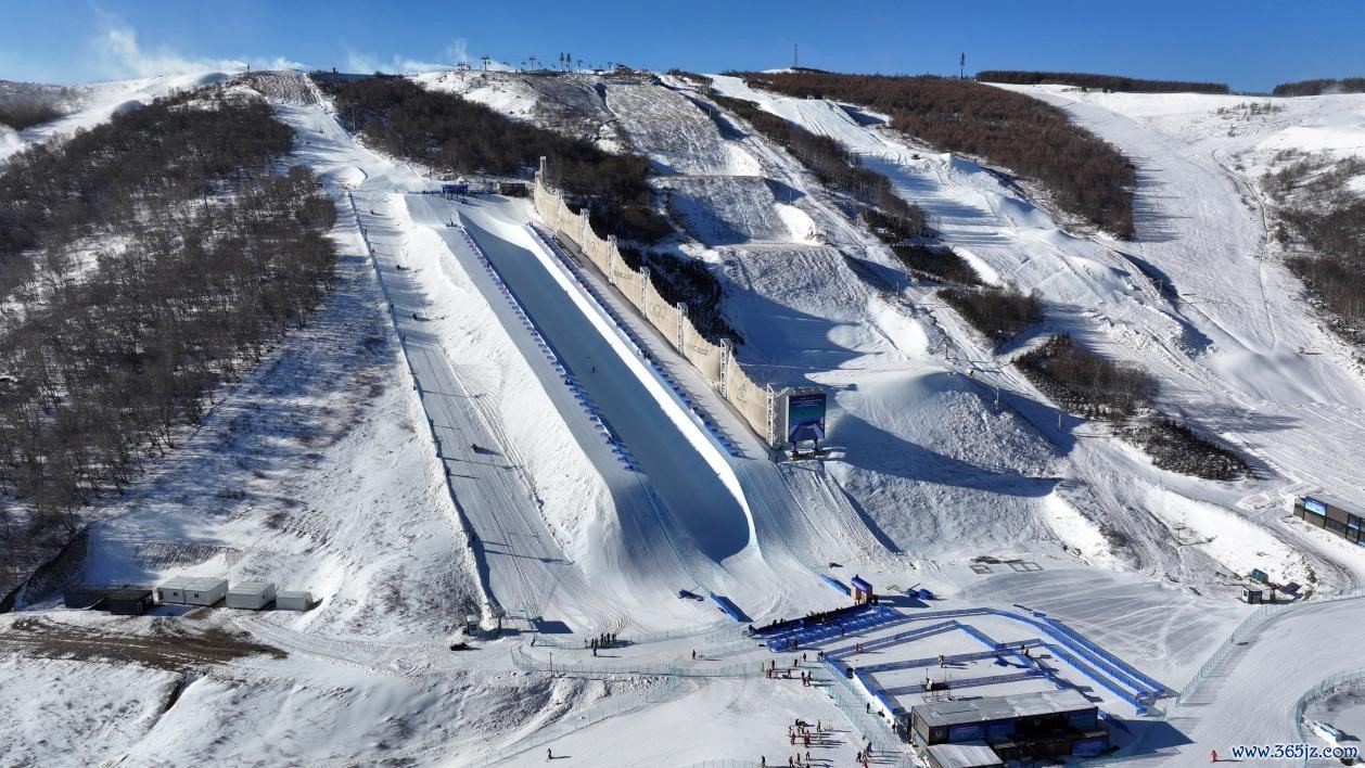 2024-2025赛季国际雪联目田式滑雪和单板滑雪U型场抓段世界杯比赛地点。东谈主民网记者 李兆民摄