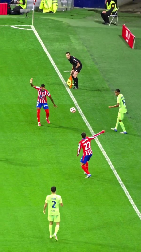 东谈主球合一😨亚马尔轻巧一触救球+出球，节律变化放荡穿裆传球体育集锦