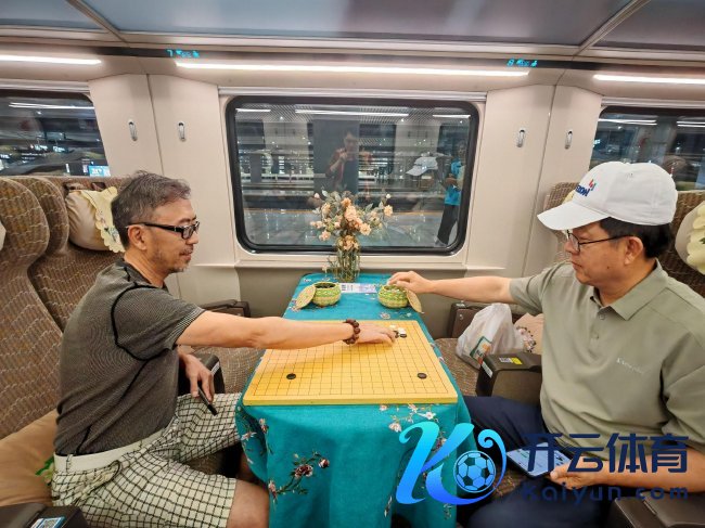 中老铁路上的初次围棋对弈