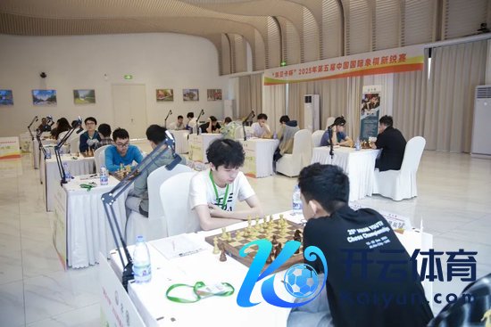 棋手们在目不斜睨地棋战