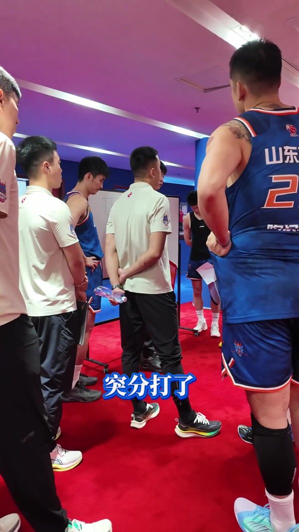 山东男篮官方社媒共享了主帅邱彪在更衣室的训话体育最新信息