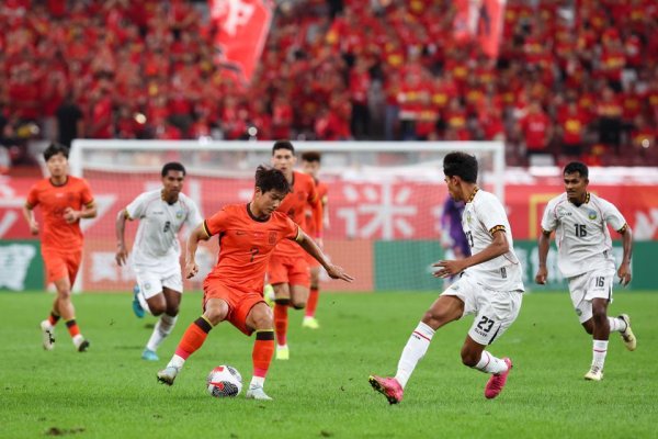 而国足后防地4位驻扎球员被对方放肆晃开体育赛事直播