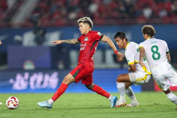 个别顶点球迷亦然等球员进电梯的技巧质疑了几句体育集锦